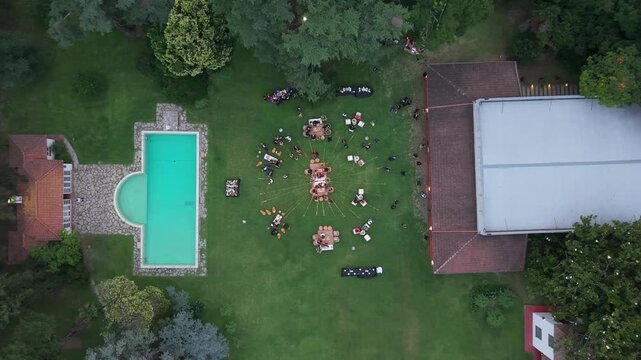 Evento social en una estancia al atardecer con gente celebrando, casamiento, festejo, festividad, reuni&oacute;n al aire libre, ambiente campestre y celebraci&oacute;n elegante