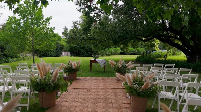 Altar de boda o espacio de ceremonia al aire libre en una estancia durante un d&iacute;a soleado, casamiento, celebraci&oacute;n, romance, evento social y entorno campestre