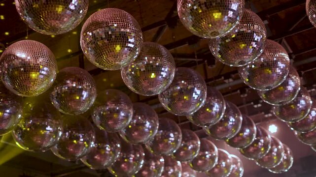 Muchas bolas de espejo girando en un sal&oacute;n de fiestas, discoteca, decoraci&oacute;n brillante para eventos, celebraci&oacute;n, baile, entretenimiento, m&uacute;sica y ambiente festivo
