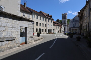 Obraz premium Rue typique dans la ville, ville de Baume les Dames, département du Doubs, France