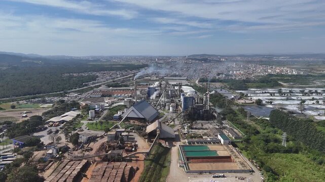 Vis&atilde;o a&eacute;rea v&iacute;deo 4k drone amplo parque industrial voltado ao processamento de papel e celulose com destaque para instala&ccedil;&otilde;es produtivas e log&iacute;stica operacional.