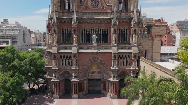 Fachada y entrada de la Iglesia del Sagrado Coraz&oacute;n de Jes&uacute;s en C&oacute;rdoba Capital, Argentina, un d&iacute;a soleado, arquitectura neog&oacute;tica, religi&oacute;n, turismo, cristianismo y patrimonio hist&oacute;rico