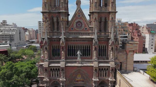 Fachada y entrada de la Iglesia del Sagrado Coraz&oacute;n de Jes&uacute;s en C&oacute;rdoba Capital, Argentina, un d&iacute;a soleado, arquitectura neog&oacute;tica, religi&oacute;n, turismo, cristianismo y patrimonio hist&oacute;rico