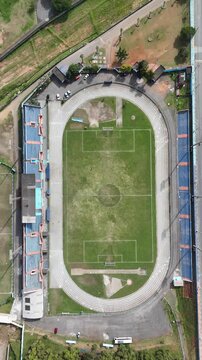 Vista a&eacute;rea do est&aacute;dio municipal em Suzano destaca infraestrutura esportiva, campo de futebol e desenvolvimento urbano no Alto Tiet&ecirc; paulista.