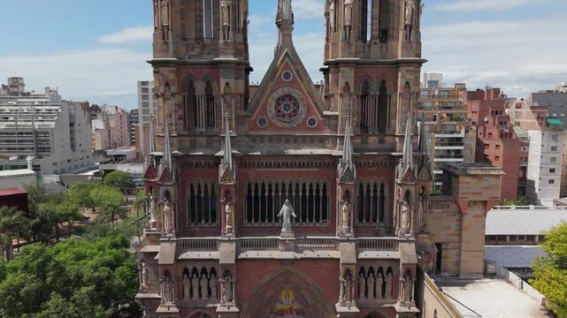 Fachada y entrada de la Iglesia del Sagrado Coraz&oacute;n de Jes&uacute;s en C&oacute;rdoba Capital, Argentina, un d&iacute;a soleado, arquitectura neog&oacute;tica, religi&oacute;n, turismo, cristianismo y patrimonio hist&oacute;rico