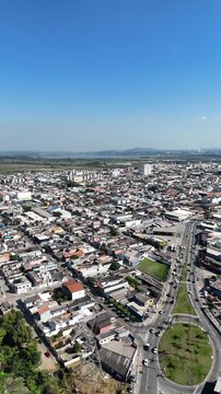 Imagem a&eacute;rea de Br&aacute;s Cubas, em Mogi das Cruzes, mostrando linha ferrovi&aacute;ria, vias expressas, empresas, casas e ocupa&ccedil;&atilde;o urbana densa na regi&atilde;o do Alto Tiet&ecirc; paulista.