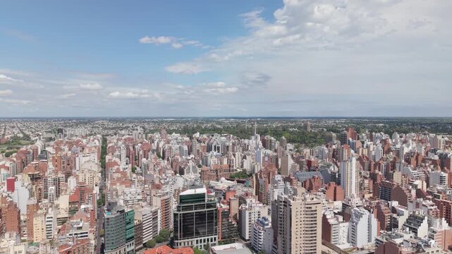 Vista a&eacute;rea panor&aacute;mica de C&oacute;rdoba Capital, Argentina, en un d&iacute;a soleado, paisaje urbano de Nueva C&oacute;rdoba, arquitectura, turismo, desarrollo urbano y vida metropolitana