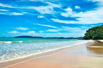 Obraz premium Thailand - Krabi - Ao Nang Beach July 27th 2025. This was on a beautiful morning during the wet season. The Andaman sea during the low season surrounded by beautiful mountains. 