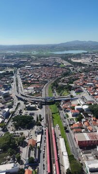 Drone registra panorama da cidade de Po&aacute; com destaque para bairros, avenidas, linha f&eacute;rrea e expans&atilde;o urbana na Regi&atilde;o Metropolitana de S&atilde;o Paulo.