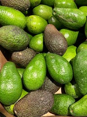 Obraz premium Many green fresh avocados background