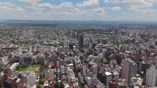 Ciudad de C&oacute;rdoba en un d&iacute;a soleado, paisaje urbano con numerosos edificios, arquitectura, turismo, desarrollo inmobiliario y vida metropolitana en Argentina