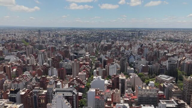 Ciudad de C&oacute;rdoba en un d&iacute;a soleado, paisaje urbano con numerosos edificios, arquitectura, turismo, desarrollo inmobiliario y vida metropolitana en Argentina