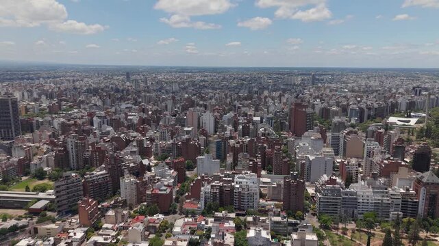 Ciudad de C&oacute;rdoba en un d&iacute;a soleado, paisaje urbano con numerosos edificios, arquitectura, turismo, desarrollo inmobiliario y vida metropolitana en Argentina