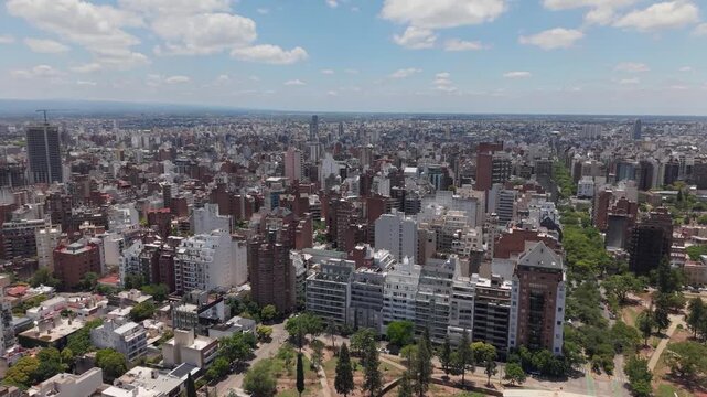 Ciudad de C&oacute;rdoba en un d&iacute;a soleado, paisaje urbano con numerosos edificios, arquitectura, turismo, desarrollo inmobiliario y vida metropolitana en Argentina