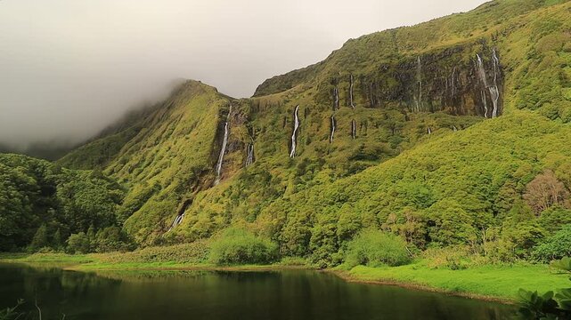 Disfruta de 45 segundos de pura magia en Flores, Azores. Relajante recorrido visual por las cascadas y la exuberante naturaleza de la Poza do Ribeiro do Ferreira.