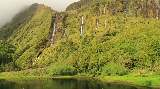 Impresionante timelapse de 15 segundos en Flores, Azores. Capturando las majestuosas cascadas y la naturaleza verde de la Poza do Ribeiro do Ferreira.