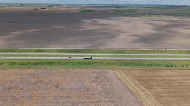 Recorriendo una ruta rural en un d&iacute;a soleado. Paisaje de campo, horizonte, naturaleza, veh&iacute;culos y viaje por carretera