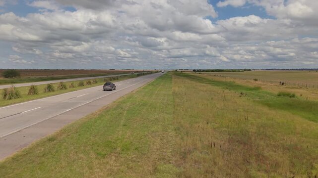Recorriendo una ruta rural en un d&iacute;a soleado. Paisaje de campo, horizonte, naturaleza, veh&iacute;culos y viaje por carretera