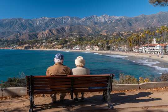 Ancianos sentados en un banco mirando el paisaje