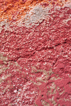 d&eacute;tail de texture sur un mur d&eacute;cr&eacute;pi de la fa&ccedil;ade d'une vielle maison en b&eacute;ton et briques rose