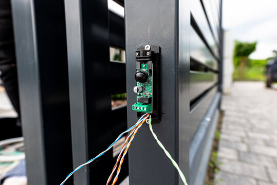 Photocell sensor installation for automatic sliding gate security