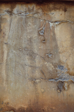 d&eacute;tail de texture sur un mur d&eacute;cr&eacute;pi ocre et marron de la fa&ccedil;ade d'une vieille maison en b&eacute;ton 