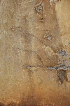 d&eacute;tail de texture sur un mur d&eacute;cr&eacute;pi ocre et marron de la fa&ccedil;ade d'une vieille maison en b&eacute;ton 