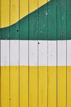 d&eacute;tail sur des planches en bois peintes jaune et vert 