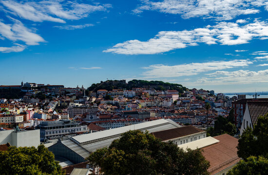 Vue panoramique d&rsquo;une ville color&eacute;e en bord de rivi&egrave;re sous un ciel bleu
