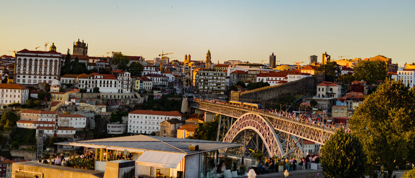 &laquo; Porto au coucher du soleil : panoramas sur le Douro, ponts embl&eacute;matiques et paysages urbains, entre patrimoine historique, lumi&egrave;re dor&eacute;e et atmosph&egrave;re authentique du Portugal. &raquo;
