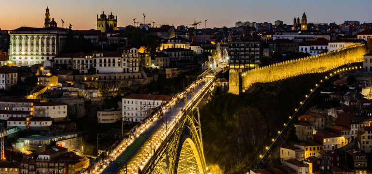 &laquo; Porto au coucher du soleil : panoramas sur le Douro, ponts embl&eacute;matiques et paysages urbains, entre patrimoine historique, lumi&egrave;re dor&eacute;e et atmosph&egrave;re authentique du Portugal. &raquo;
