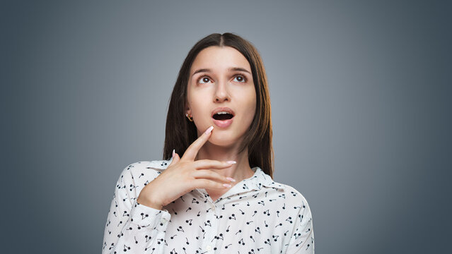  Portrait of pretty young girl look surprised empty space, isolated on free background