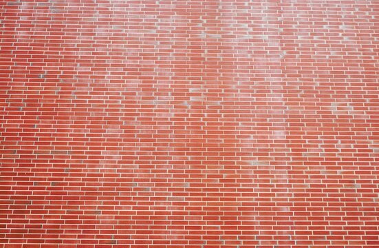 Abstraktes Motiv von Hausfassade mit rotbraunen Backsteinen als Hintergrund