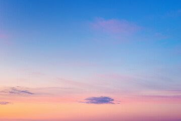 Fototapeta premium Colorful sky captures the beauty of sunrise with gentle clouds. The blend of blue, pink, and orange creates a calm scene that inspires hope and creativity.