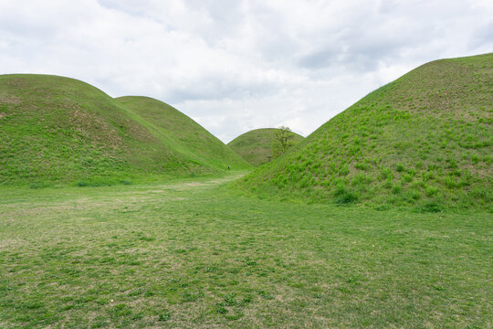 Gyeongju, South Korea, April 20, 2026: Daereungwon Ancient Tomb Complex Massive Grass-Coverd Royal Tombs with Korea&rsquo;s Ancient History 경주 대릉원 관광

