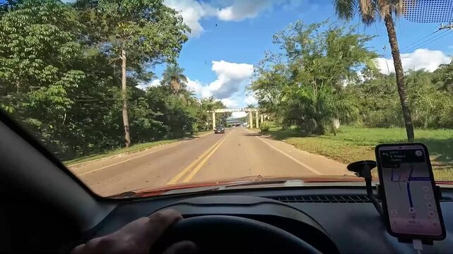 Dirigindo em rodovia no distrito de Taquaru&ccedil;u, cidade de Palmas, Estado de Tocantins, Brasil