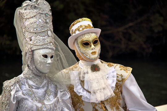 Un couple d&eacute;guis&eacute; en habits carnaval &agrave; Venise