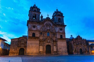 Obraz premium Sunset View of the Church in Cusco With Historic Architecture and Empty Streets During Evening Time