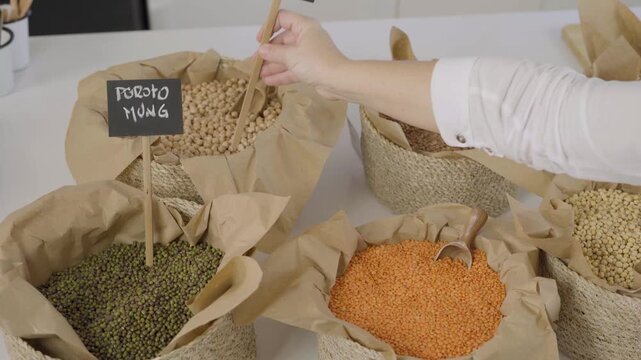 Legumbres secas en canastos. Poroto mung, garbanzos, lenteja coral, soja y variedad de porotos para alimentaci&oacute;n saludable
