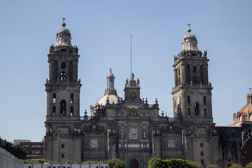 Obraz premium Front view of the Metropolitan Cathedral in Mexico City, featuring its iconic twin bell towers in a clear blue sky