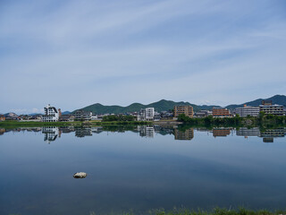 Fototapeta premium 初夏の朝の観光地犬山市の木曽川遊歩道から見た木曽川と沿岸の風景
