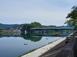 Obraz premium 初夏の朝の観光地犬山市の木曽川遊歩道から見た木曽川と沿岸の風景
