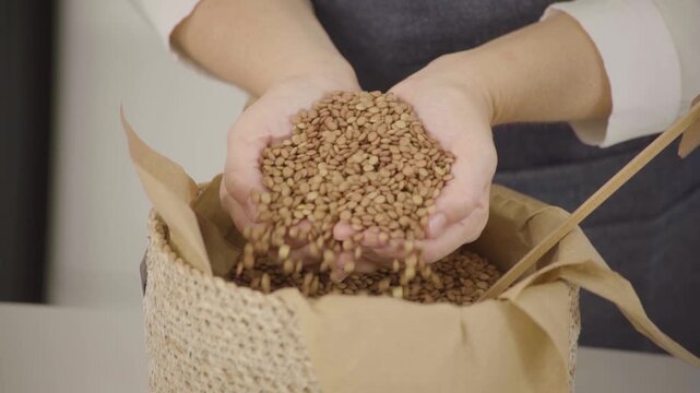Lentejas secas, legumbre para alimentaci&oacute;n saludable y prote&iacute;na vegetal, mano sosteniendo y dejando caer granos en c&aacute;mara lenta (Slow Motion), Footage cocina, comida