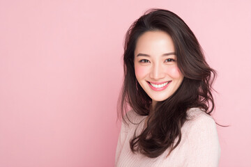 Fototapeta premium Elegant woman smiling face with soft pastel background
