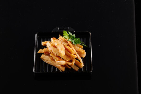 https://gemini.google.com/app/01a9471f4c49f97c?hl=ko#:~:text=Stir%2DFried%20Dried%20Squid%20Strips%20with%20Herb%20Garnish