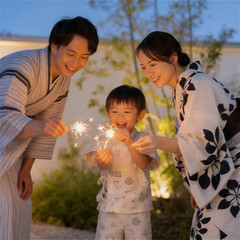 Obraz premium 家族で手持ち花火を楽しむ夏の夕暮れ風景