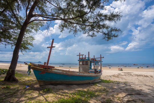 Tham Thong Beach is a beautiful, tranquil beach, a resting point for longtail boats used by fishermen. It stretches for over 5 kilometers along the Gulf of Thailand, located in Pathio, Chumphon