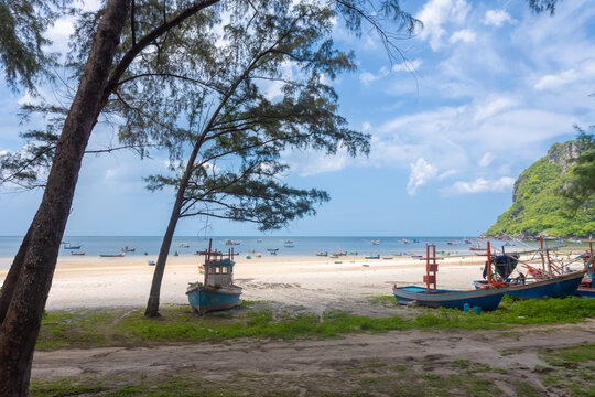 Tham Thong Beach is a beautiful, tranquil beach, a resting point for longtail boats used by fishermen. It stretches for over 5 kilometers along the Gulf of Thailand, located in Pathio, Chumphon