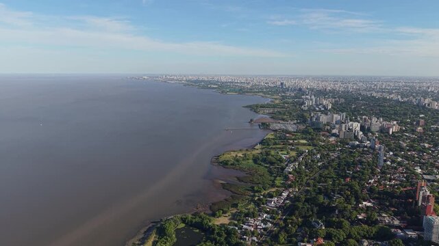Vista a&eacute;rea panor&aacute;mica de la costa del R&iacute;o de la Plata, parques y zona norte del Gran Buenos Aires en Vicente L&oacute;pez y Olivos, Argentina