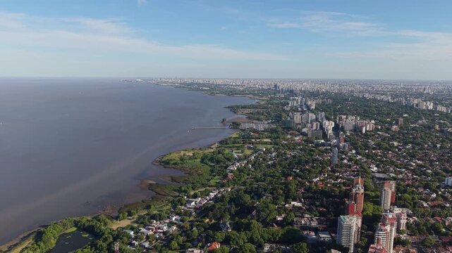 Vista a&eacute;rea panor&aacute;mica de la costa del R&iacute;o de la Plata, parques y zona norte del Gran Buenos Aires en Vicente L&oacute;pez y Olivos, Argentina
